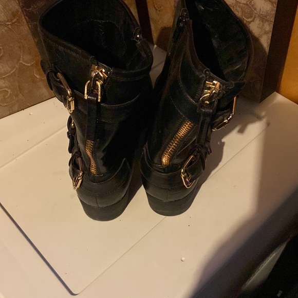 Black bootie with gold accent - Picture 3 of 6